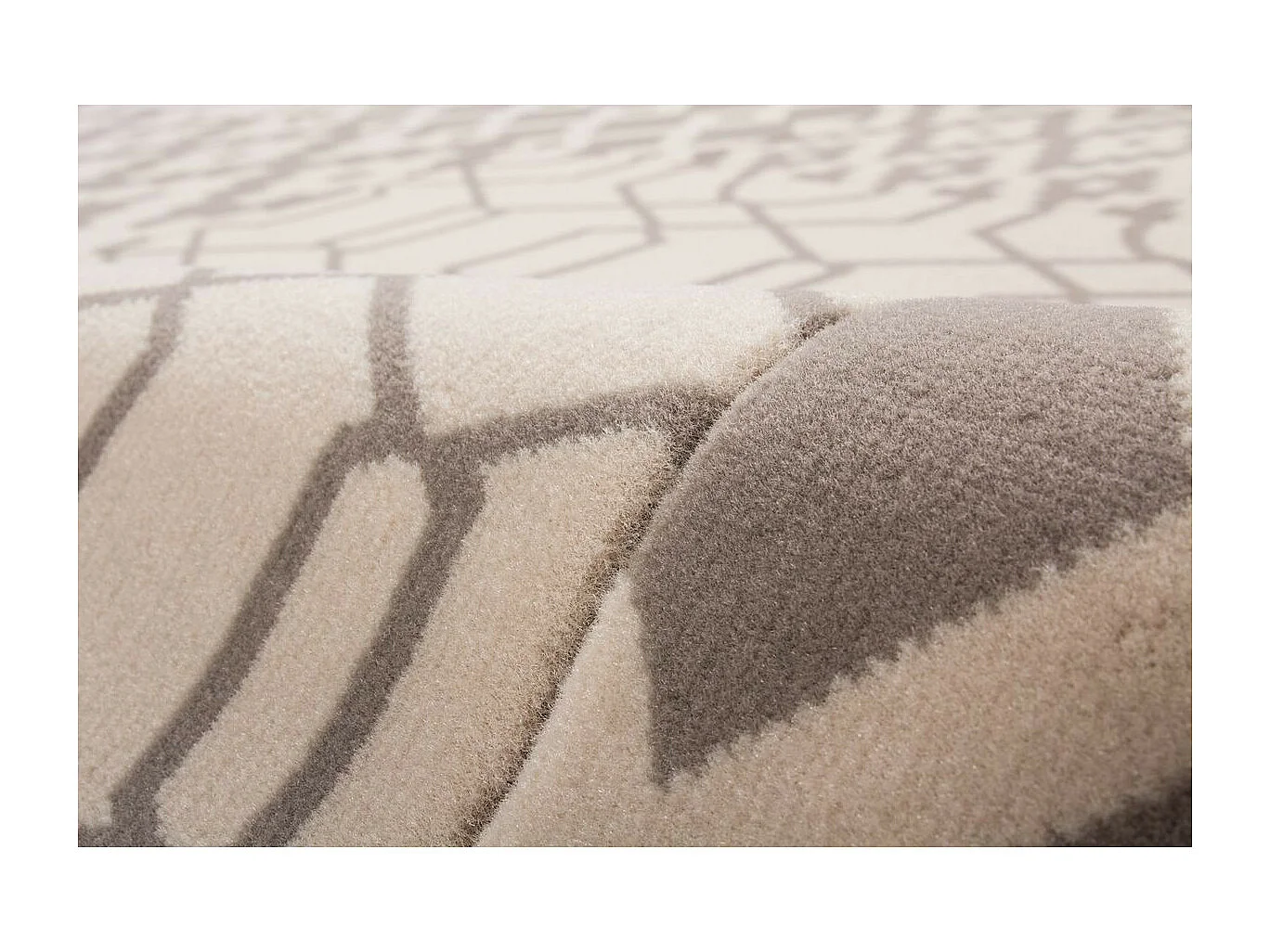 Tapis Tissé Géométrique à Poils Courts "Lina" Taupe 80 x 150 cm