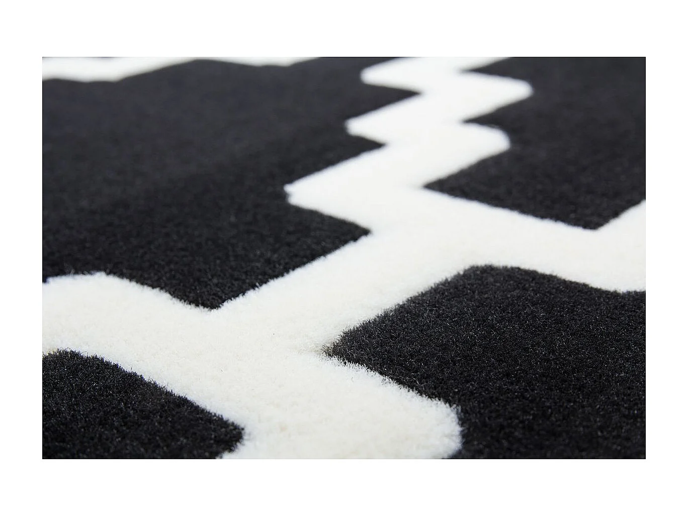 Tapis Imprimé Losange à Poils Courts "Lina" Noir 160 x 230 cm