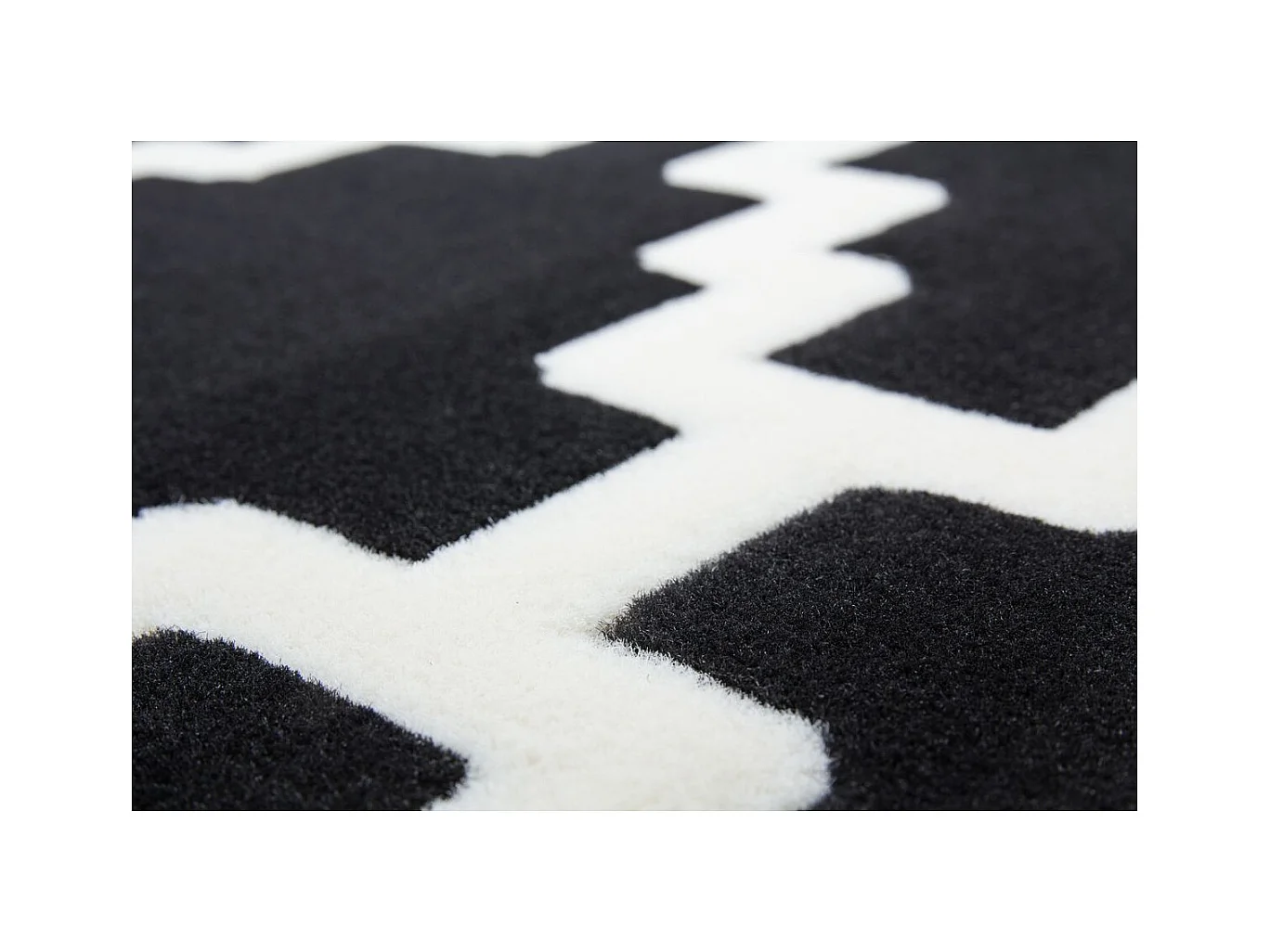 Tapis Imprimé Losange à Poils Courts "Lina" Noir 80 x 150 cm