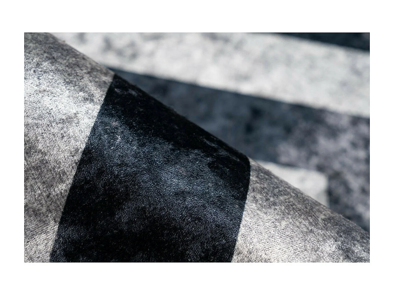 Tapis Imprimé à Poils Courts "Sally" Noir & Gris 120 x 170 cm