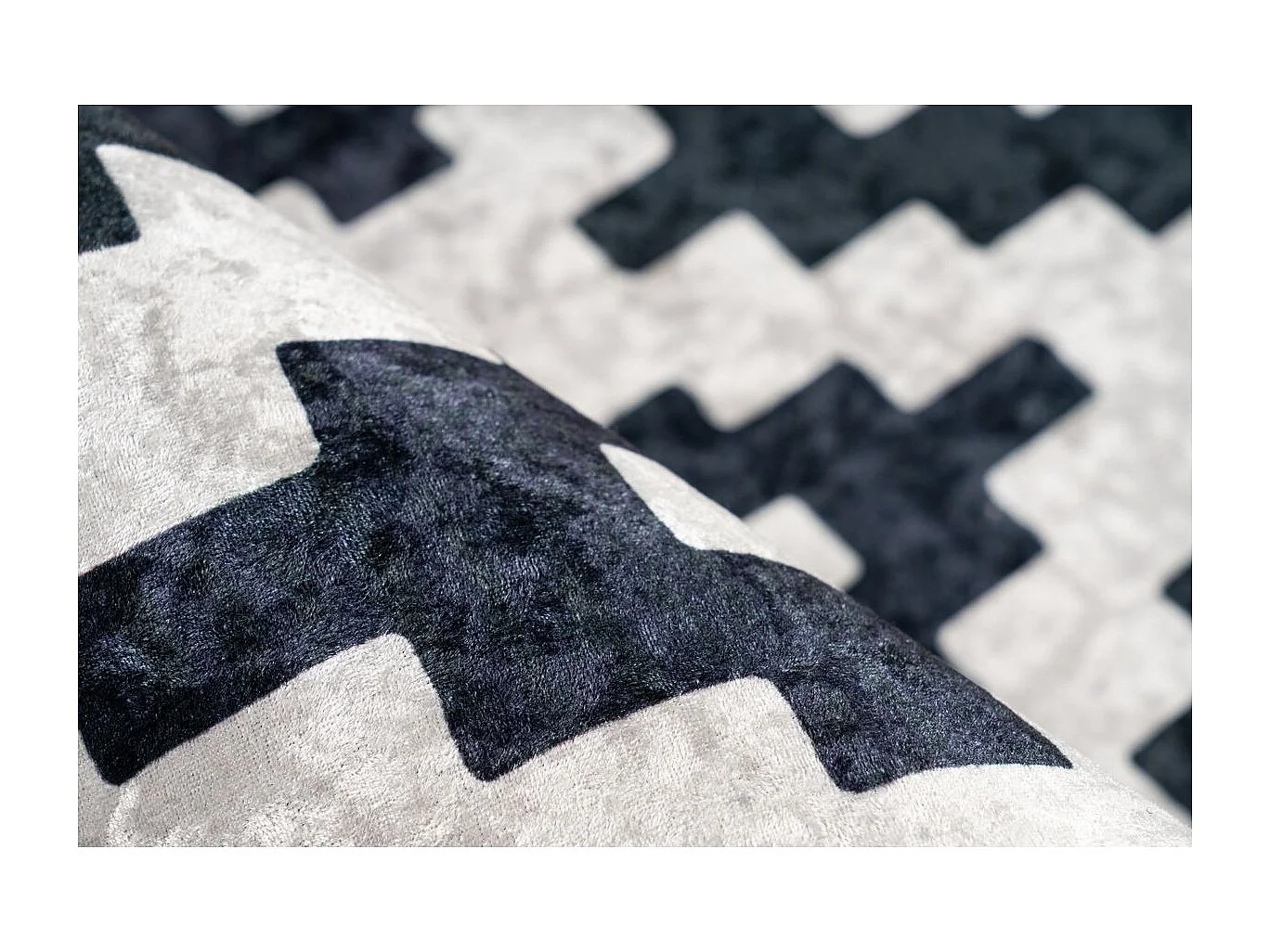 Tapis Géométrique à Poils Courts "Sally" Noir & Blanc 120 x 170 cm