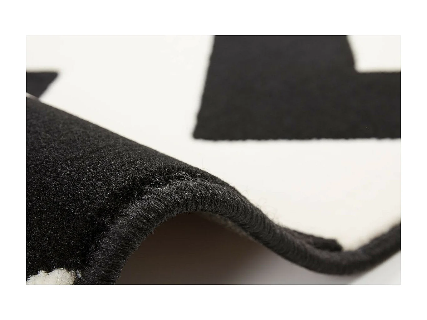 Tapis Géométrique à Poils Courts "Manolya" Noir 80 x 150 cm