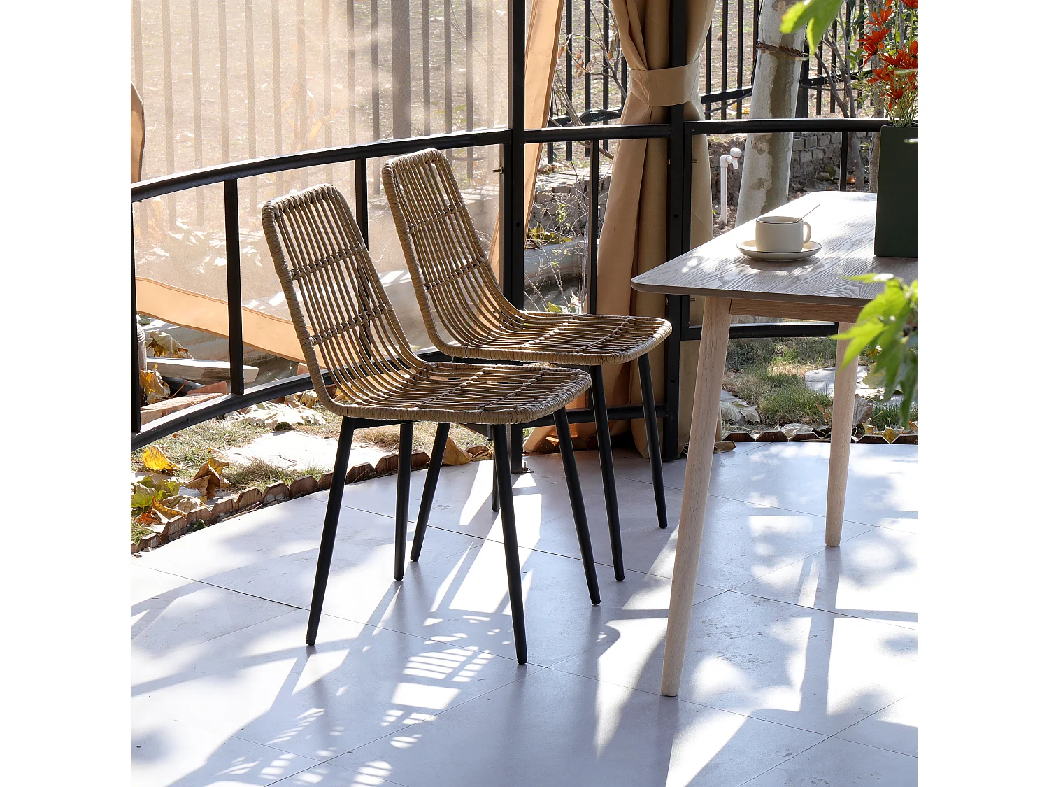 Lot de 4 chaises en métal et rotin