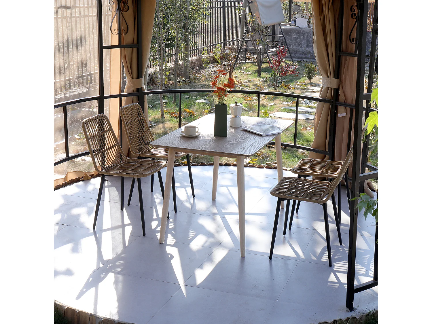 Lot de 4 chaises en métal et rotin