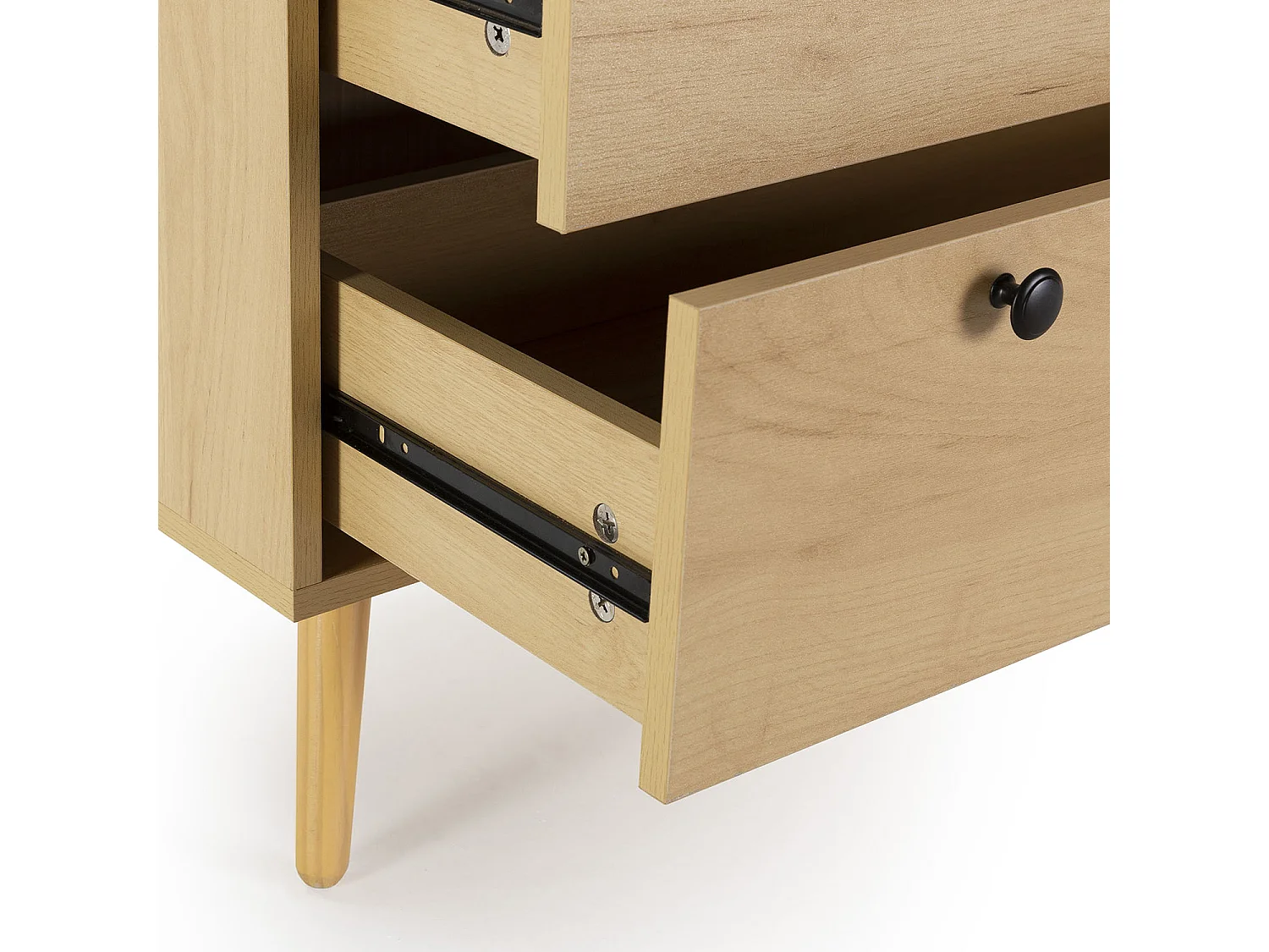 Nachtkastje Bella met 3 laden in eiken kleur met natuurlijk riet.