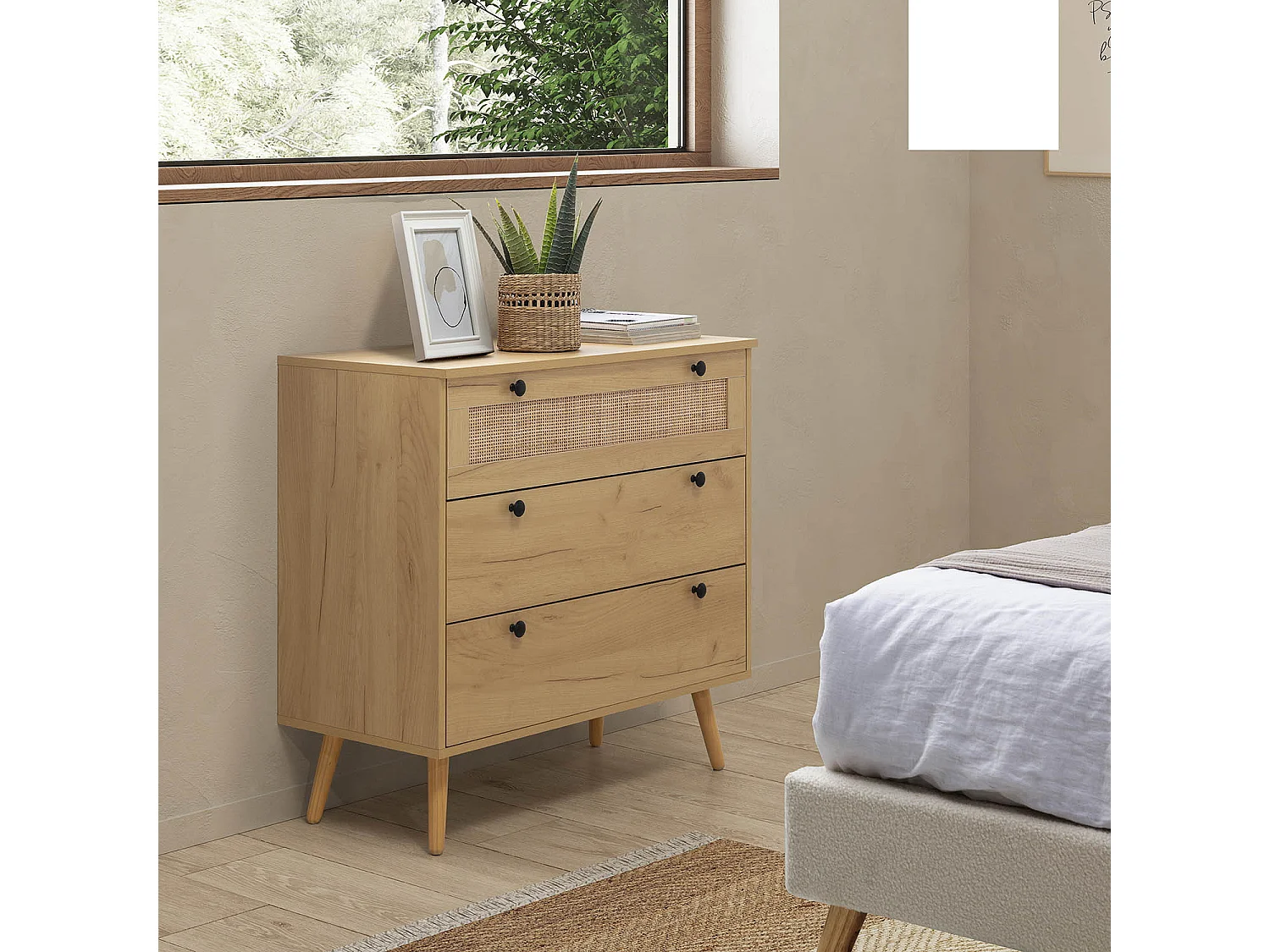 Nachtkastje Bella met 3 laden in eiken kleur met natuurlijk riet.
