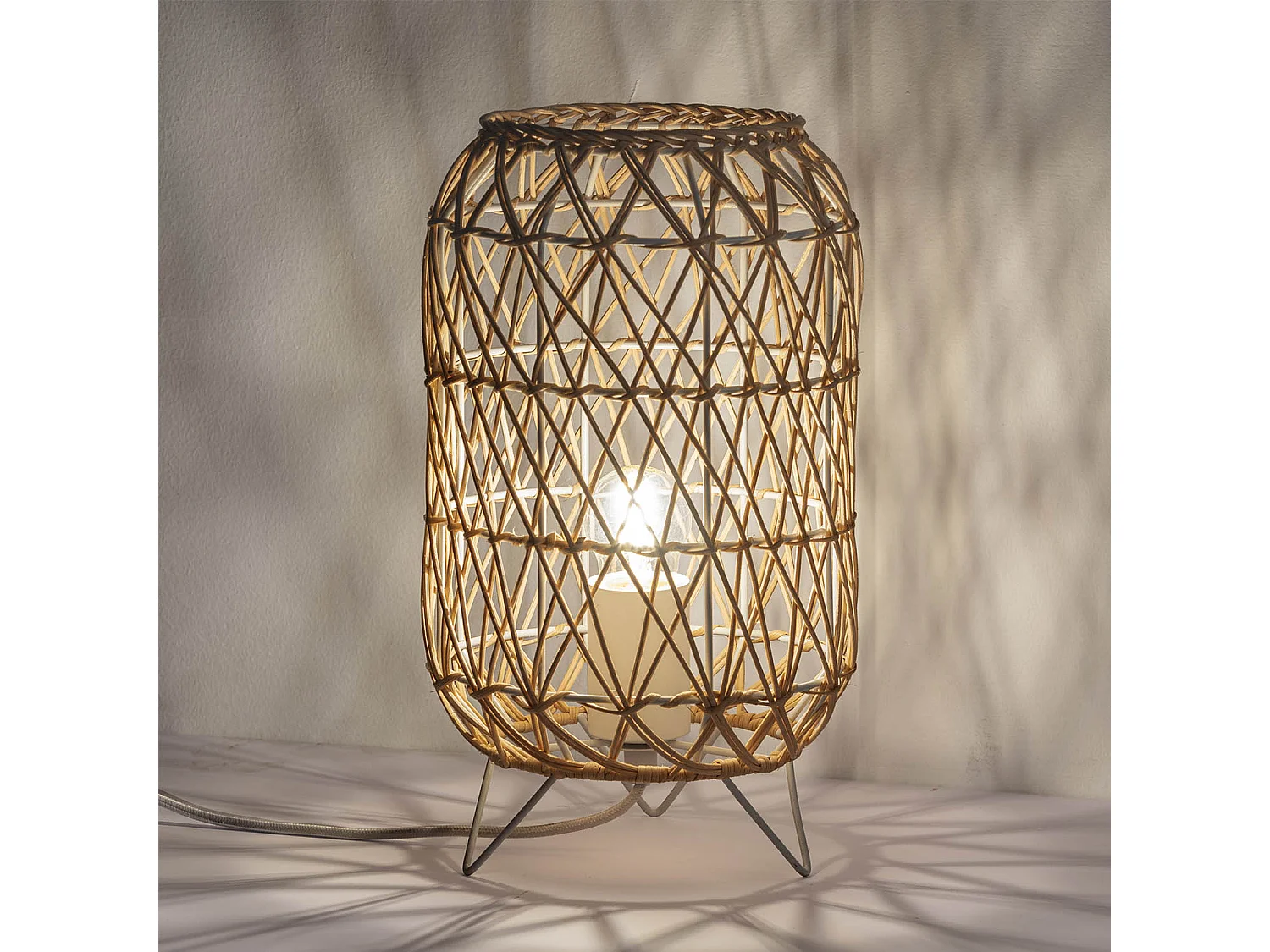 Luminária de mesa Yoki de vime natural, diâmetro 18,5 cm.