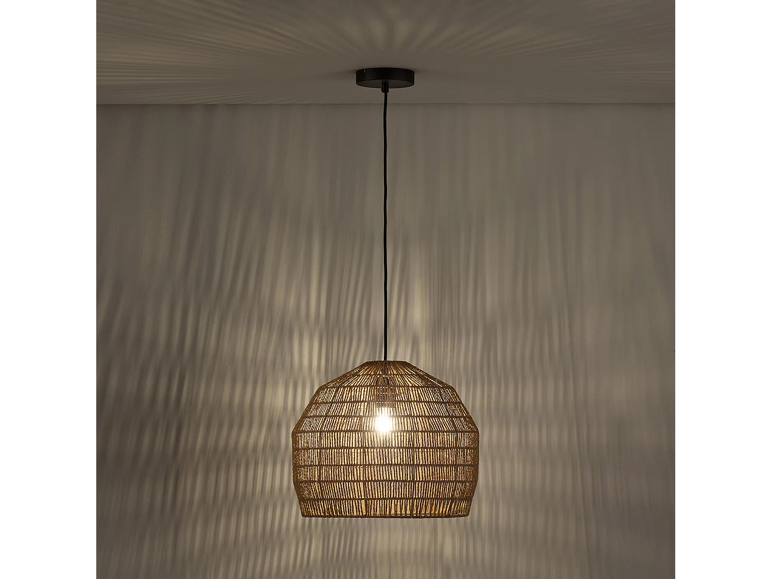 Luminária de teto Aiko de papel trançado, diâmetro 37 cm.