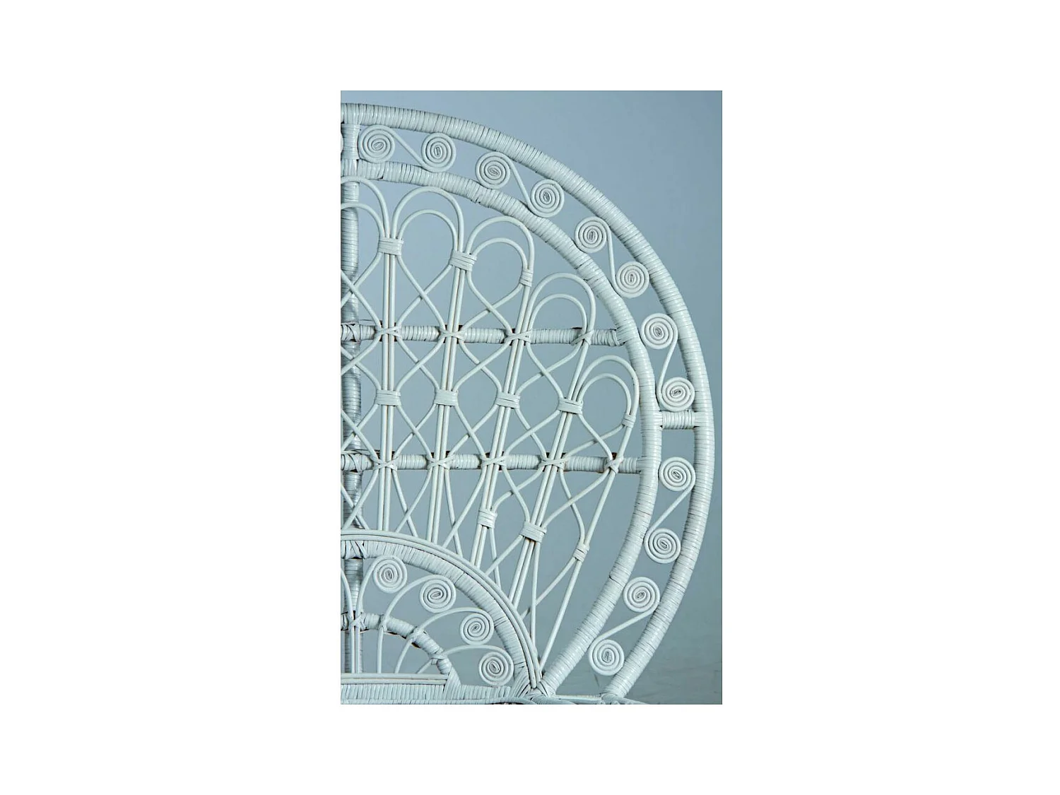 Fauteuil Emmanuelle en rotin laqué blanc avec coussin