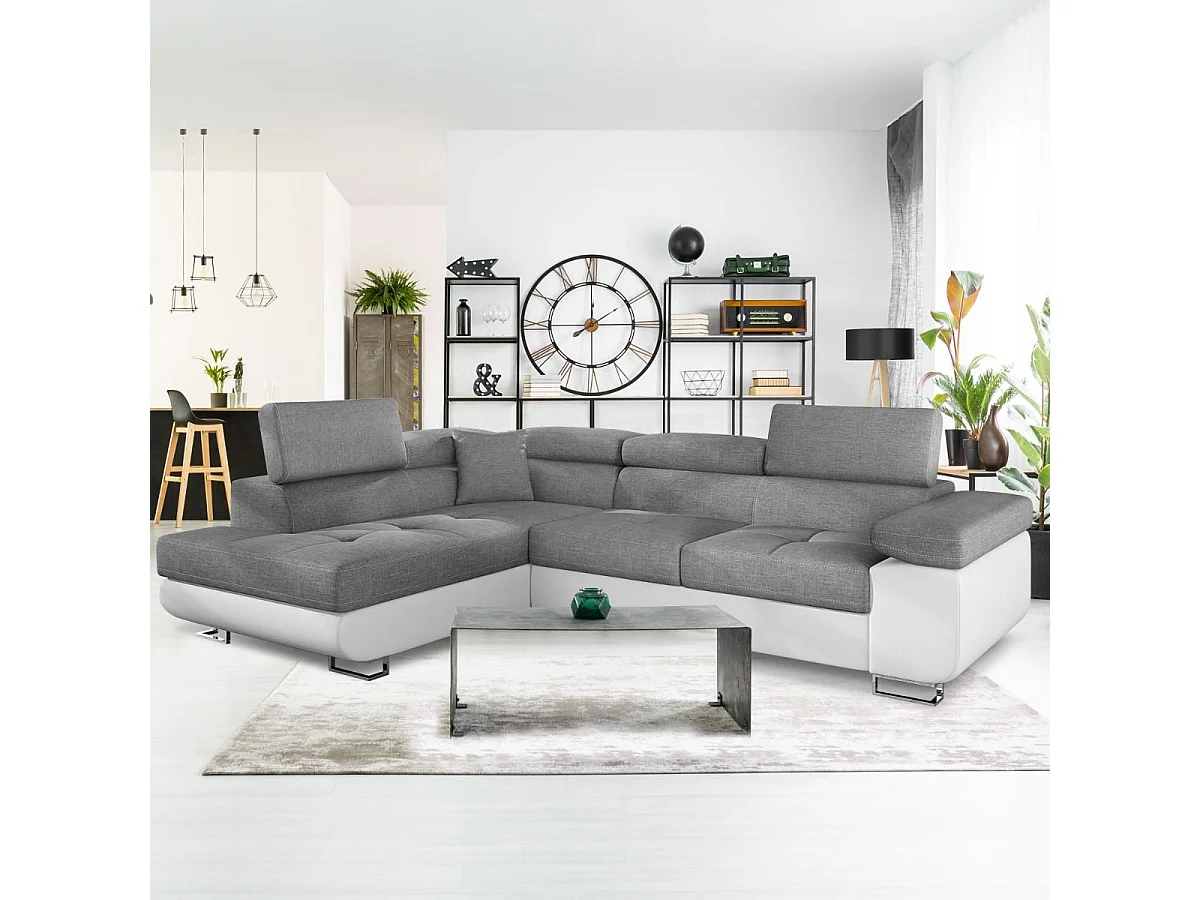 Divano angolare a sinistra Antoni trasformabile con poggiatesta sollevabili in similpelle bianca e tessuto grigio chiaro
