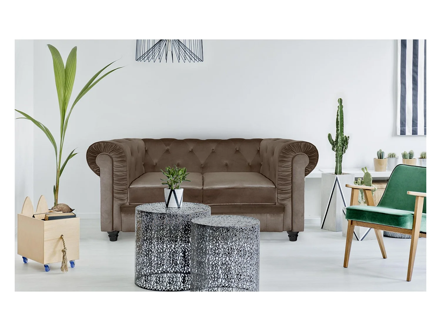 Zweisitzer Sofa aus Samt "Chesterfield" Taupe 157cm Stilvoll und Gemütlich