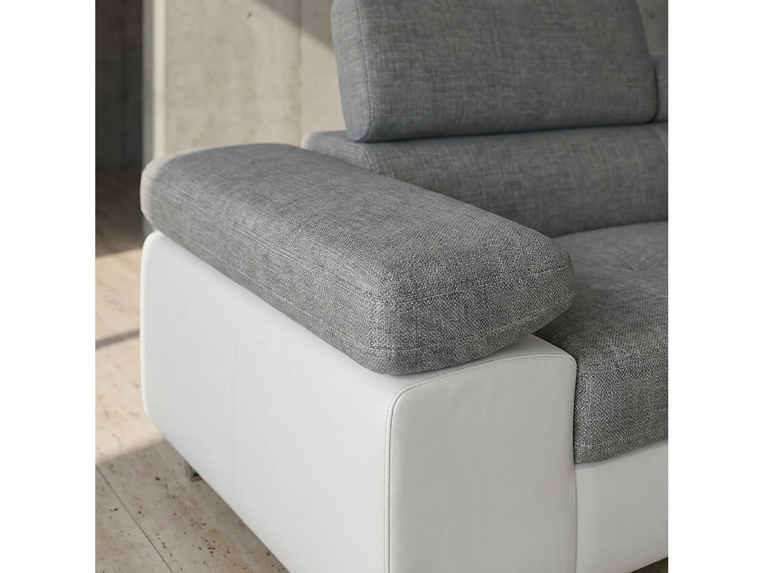 Divano ad angolo destro trasformabile Antoni con poggiatesta alzabili in similpelle bianca e tessuto grigio chiaro