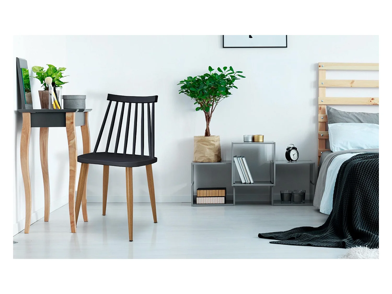 Set aus 2 Skandinavischen Stühlen "Estelle" Schwarz 77cm Metallbeine Holzoptik