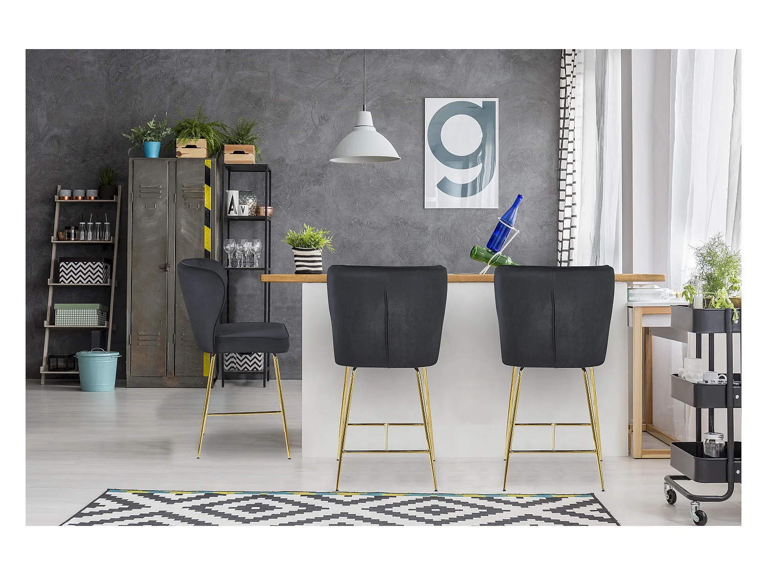 Samt Barhocker Schwarz "Elsa" Goldene Metallbeine H65cm