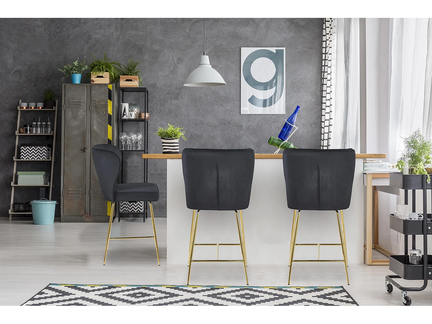 Samt Barhocker Schwarz "Elsa" Goldene Metallbeine H65cm