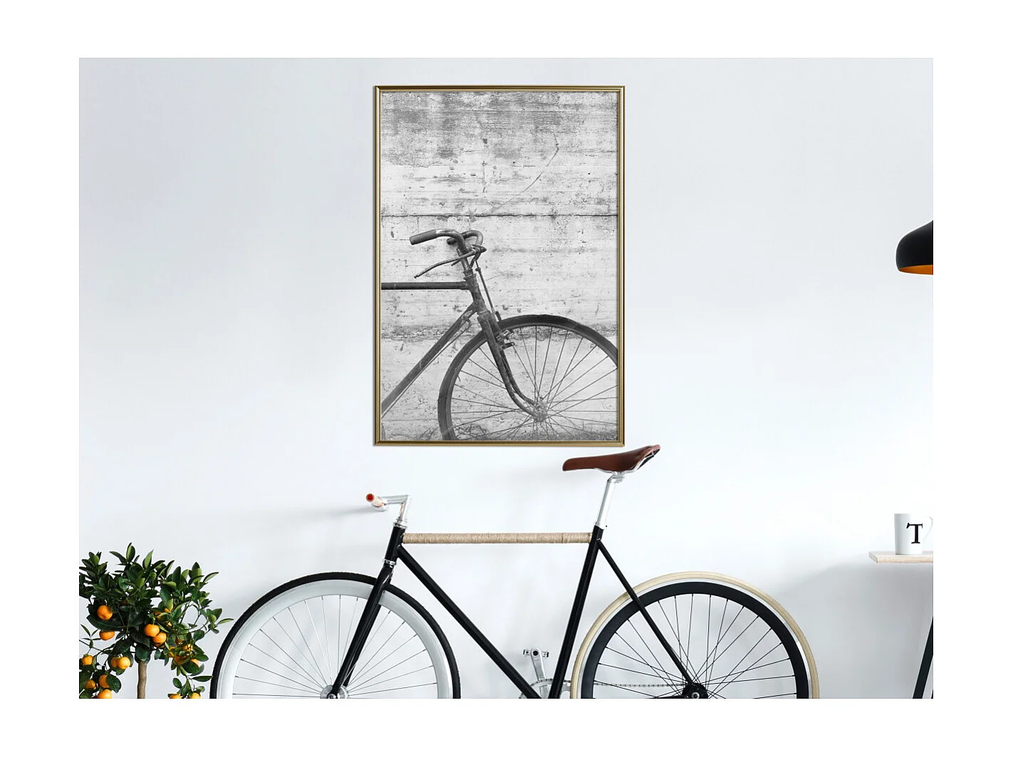 Affiche Murale Encadrée "Bicycle Leaning Against the Wall" 40 x 60 cm Or