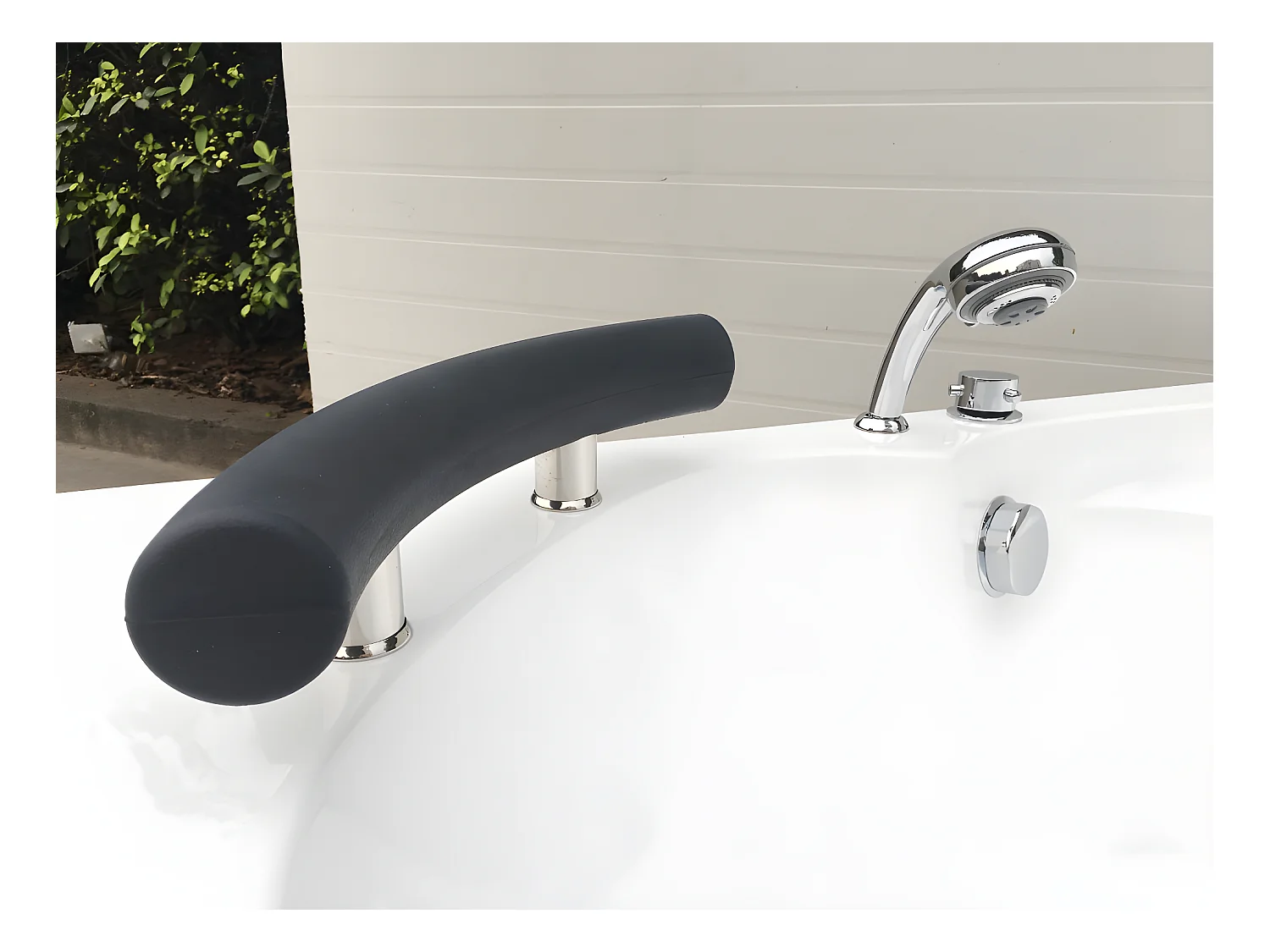 Bañera rinconera con grifo NAVONA - 263L - 135 x 135 x Alto 54 cm