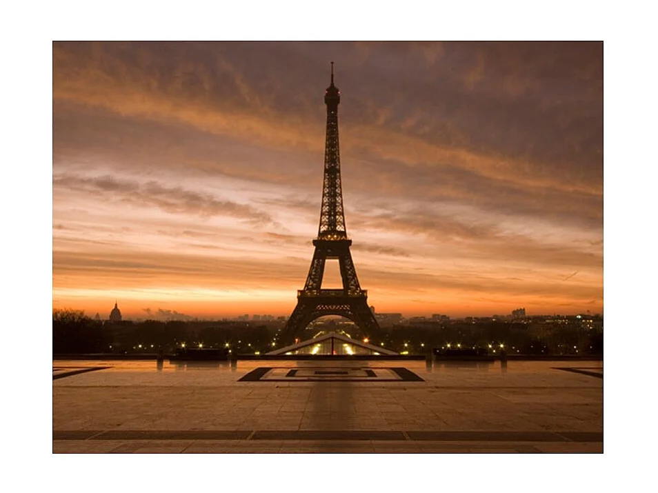 Papier Peint "Tour Eiffel à l'aube" 154 x 200 cm