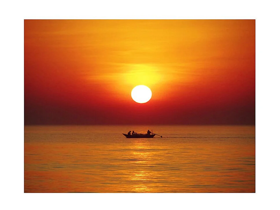 Papier Peint "Bateau de Pêche au Coucher de Soleil" 270 x 350 cm