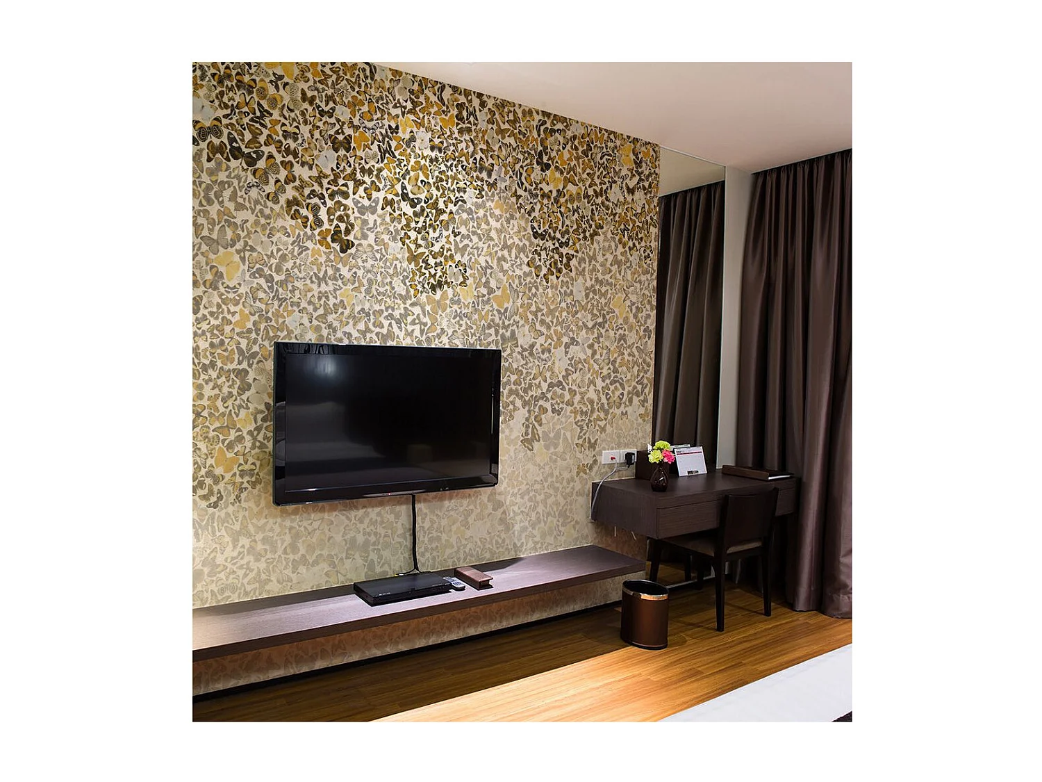 Papier Peint "Art & Papillons" 270 x 350 cm