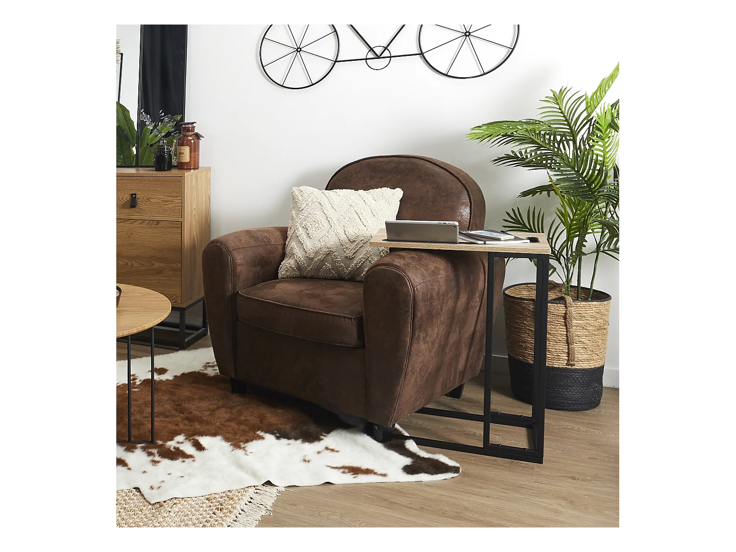Mesa auxiliar de madera y metal con soporte de estantería
