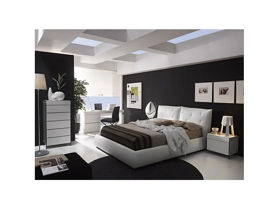 Opbergmeubel met 5 wit gelakte houten lades en Dyn poten van gehard glas