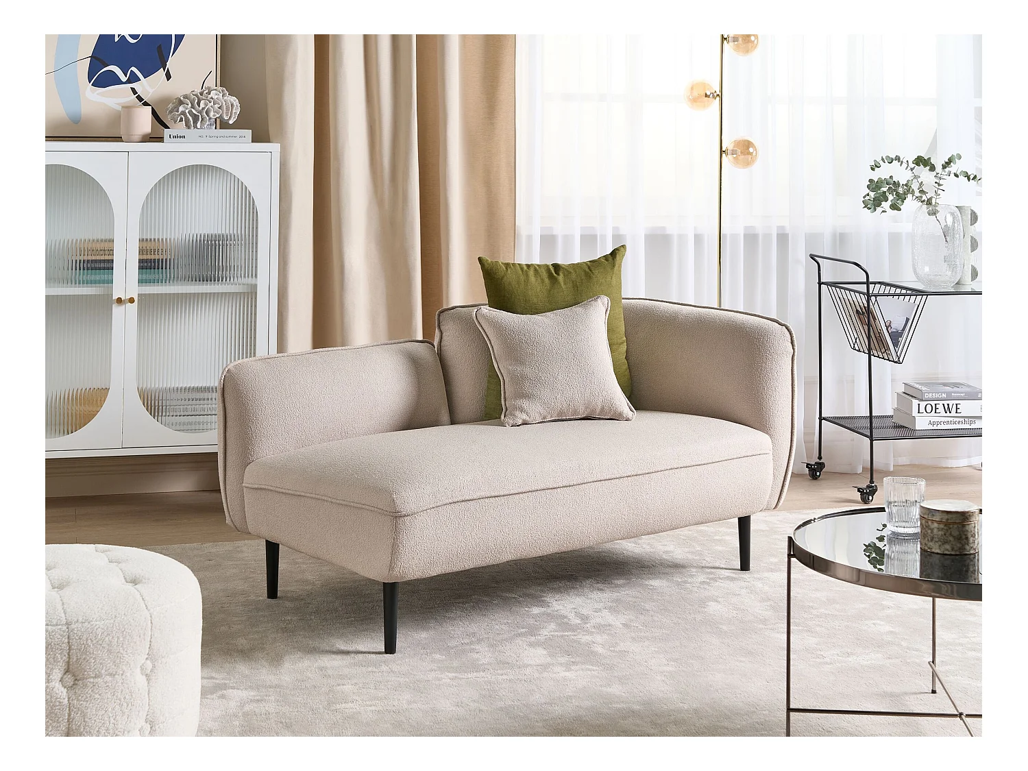 Chaiselongue Bouclé beige rechtsseitig mit Kissen Metallgestell Modern Chevannes