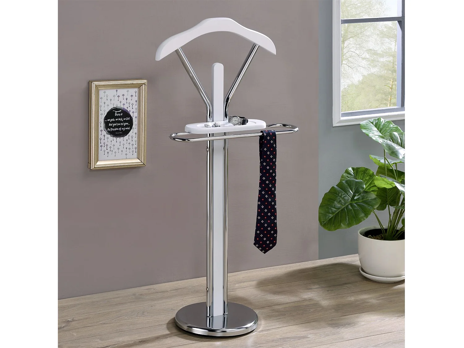 Valet de chambre GREGOR chevalet de nuit portant pour vêtements, structure en métal chromé et finition en MDF blanc mat