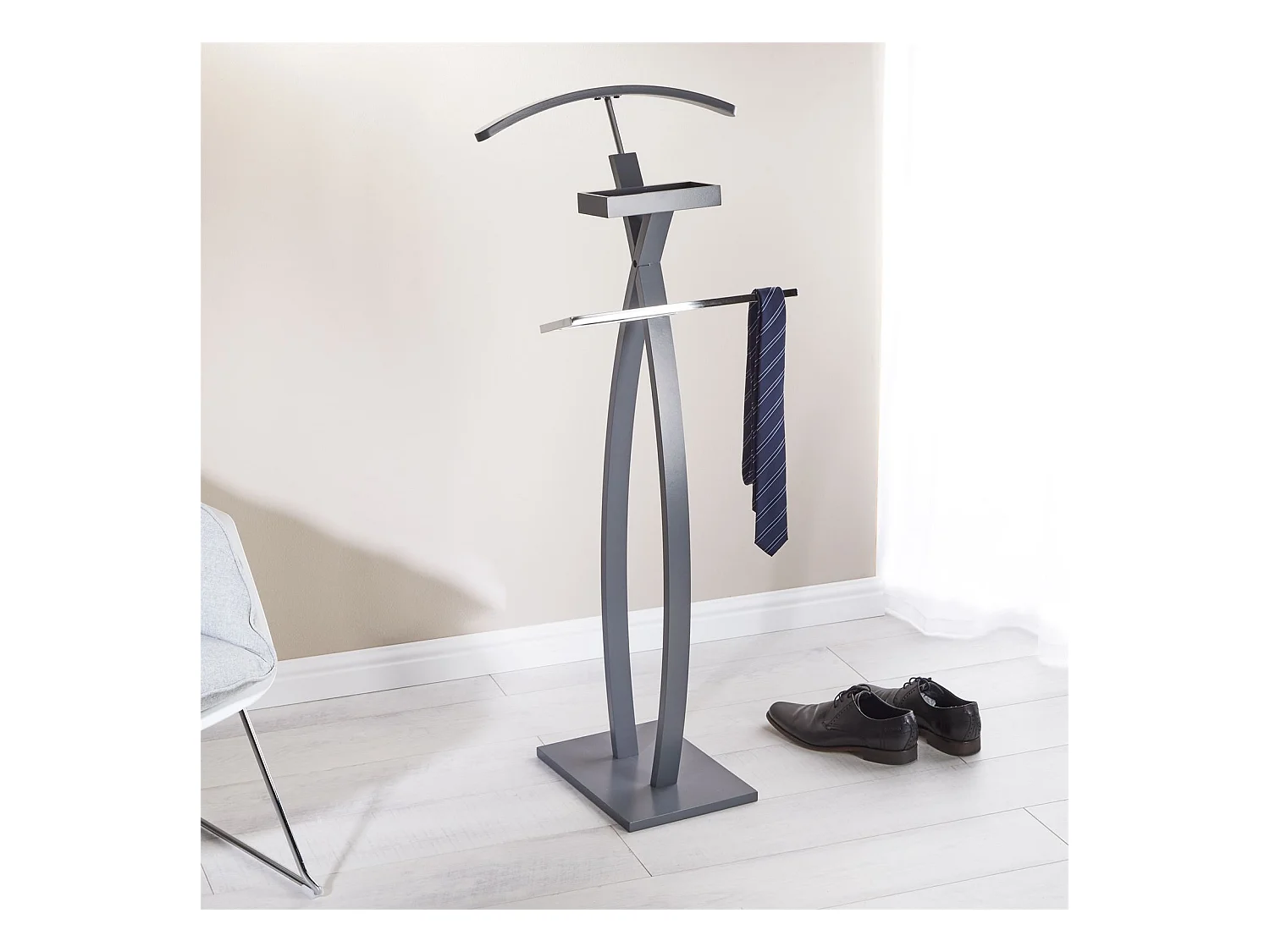 Valet de chambre ROBIN valet de nuit porte vêtements, structure en bois laqué gris