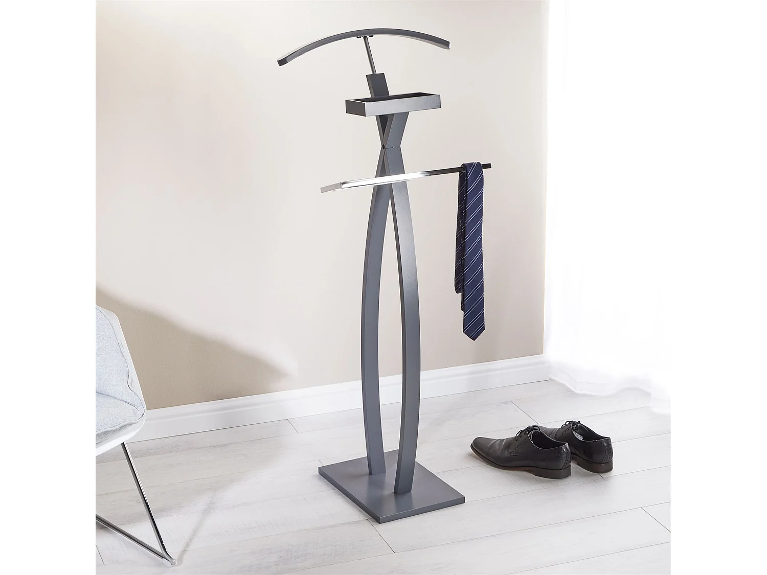 Valet de chambre ROBIN valet de nuit porte vêtements, structure en bois laqué gris