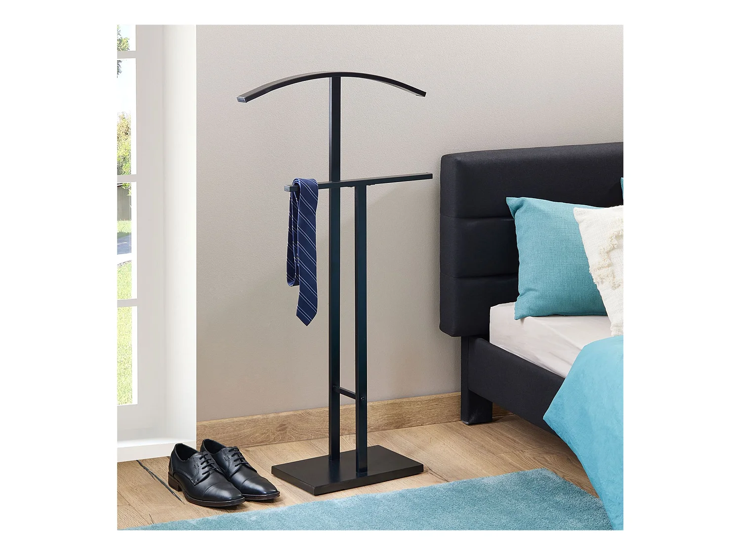 Valet de chambre SCOTT chevalet de nuit avec cintre et portant pour vêtements, socle rectangulaire et tubes en métal laqué noir