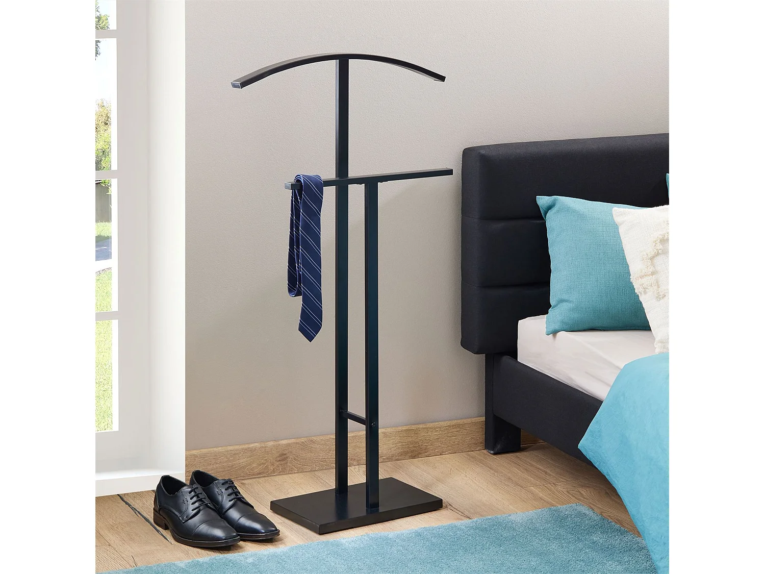 Valet de chambre SCOTT chevalet de nuit avec cintre et portant pour vêtements, socle rectangulaire et tubes en métal laqué noir