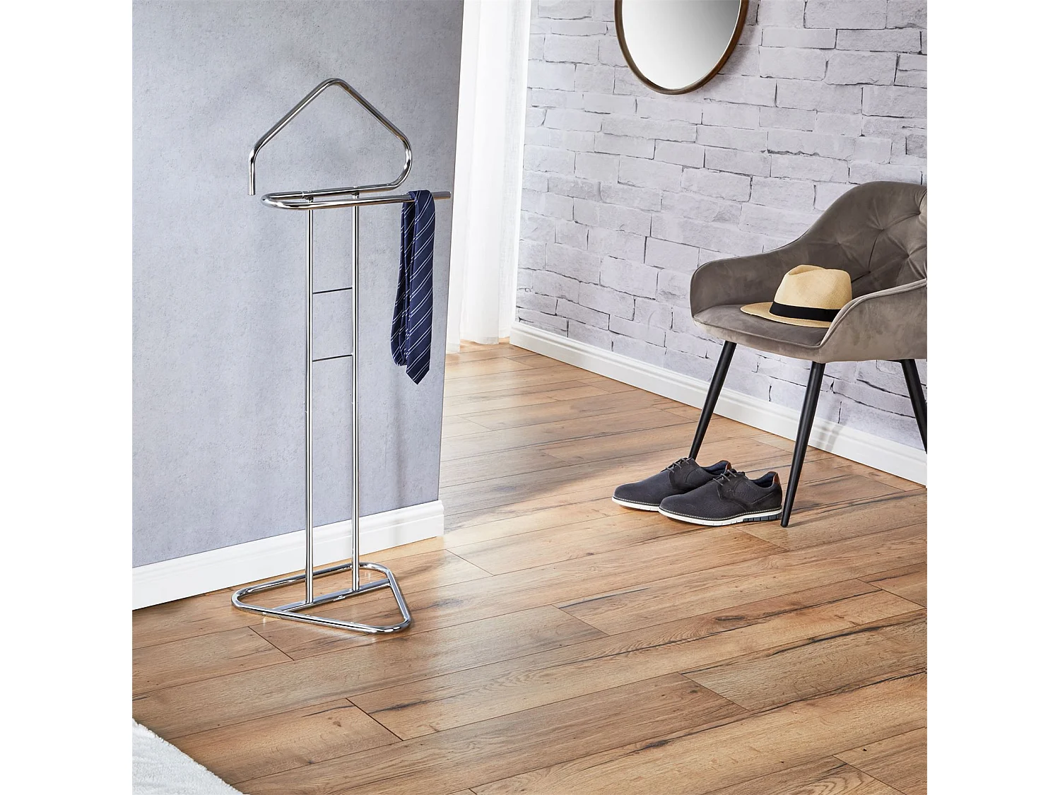 Valet de chambre valet de nuit CAMILO chevalet de nuit avec cintre pour veste et portant pour pantalons, en métal chromé