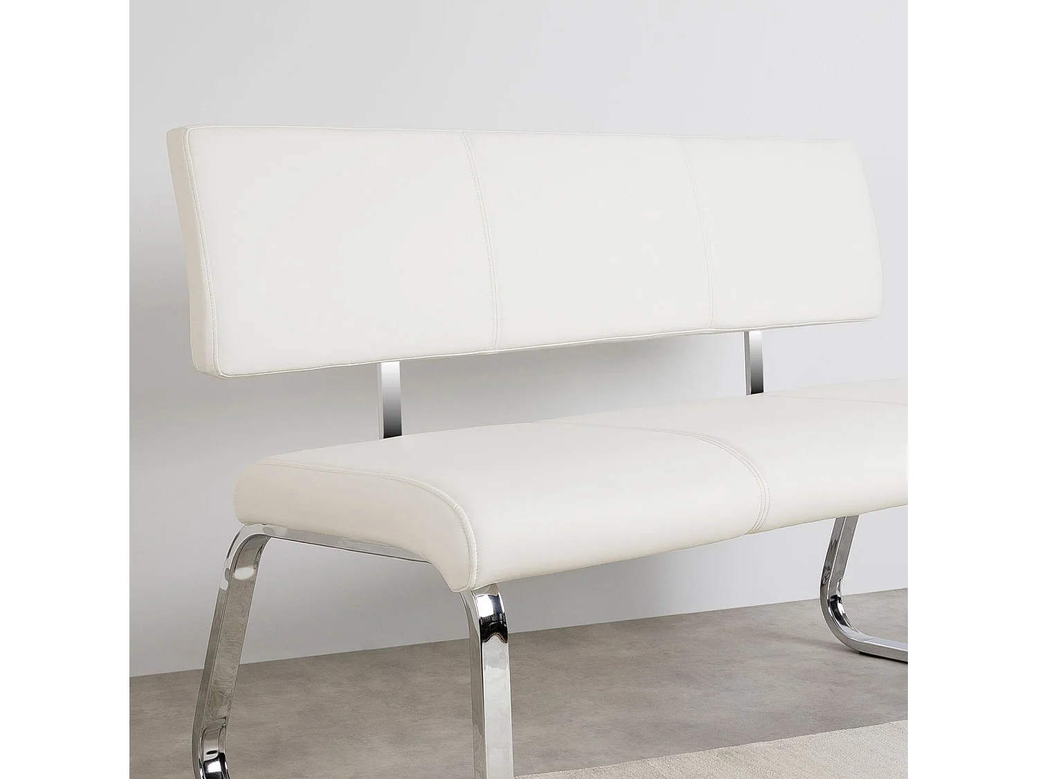 Banc design VILAS siège avec 3 places, banquette au piètement chromé et dossier au revêtement synthétique blanc