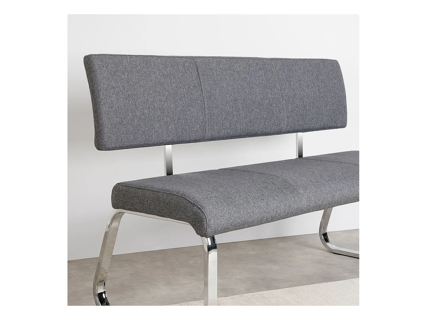 Banc design VILAS siège avec 3 places, banquette au piètement chromé et dossier au revêtement en tissu gris