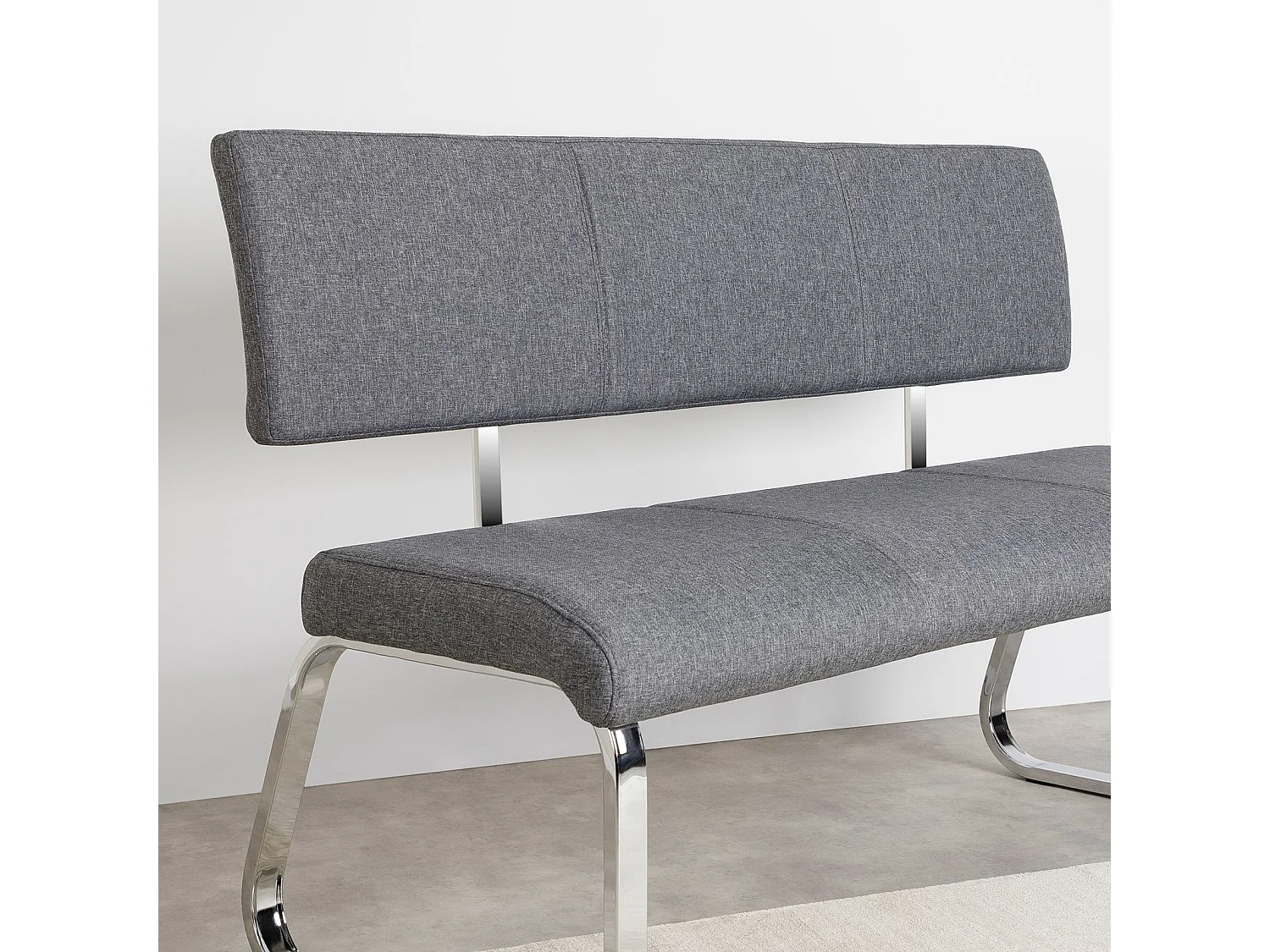 Banc design VILAS siège avec 3 places, banquette au piètement chromé et dossier au revêtement en tissu gris