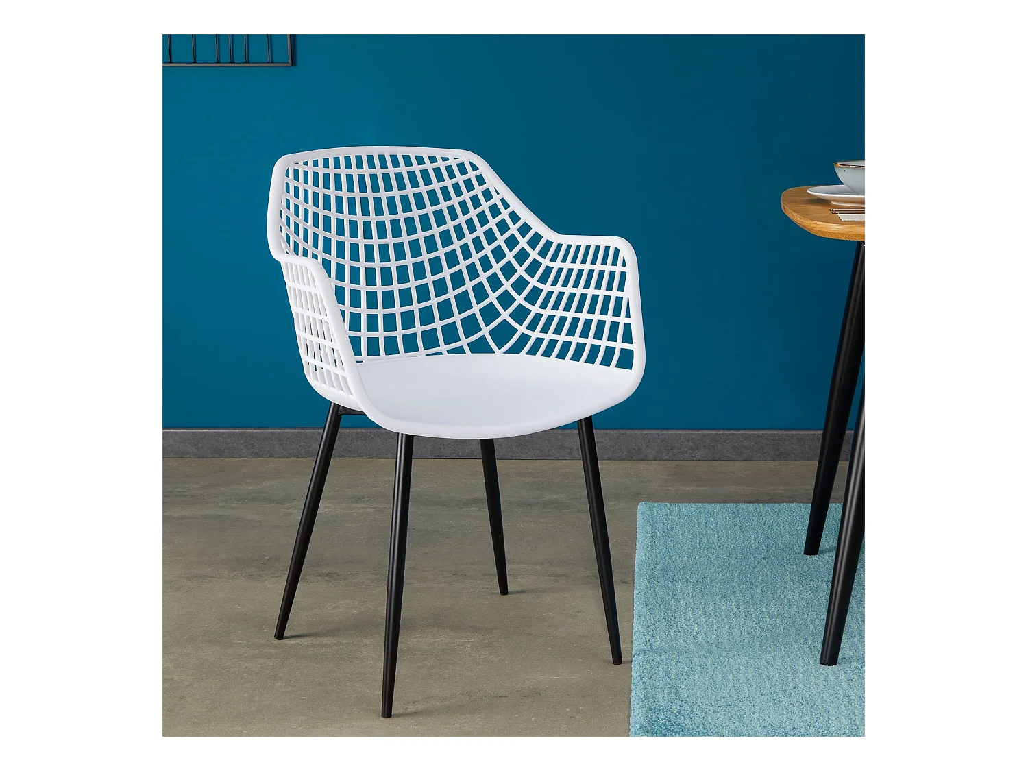 Lot de 4 chaises LUCIA pour salle à manger ou cuisine au design retro avec accoudoirs, coque en plastique blanc et 4 pieds en métal