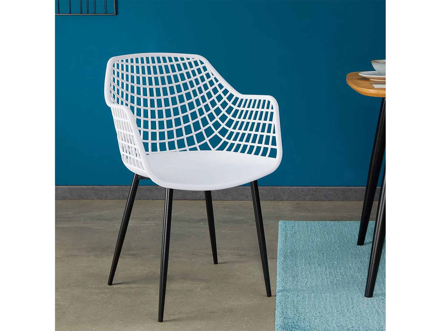 Lot de 4 chaises LUCIA pour salle à manger ou cuisine au design retro avec accoudoirs, coque en plastique blanc et 4 pieds en métal