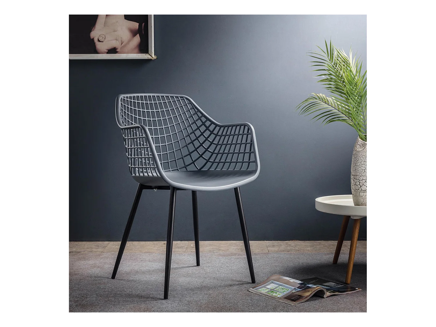 Lot de 4 chaises LUCIA pour salle à manger ou cuisine au design retro avec accoudoirs, coque en plastique gris et 4 pieds en métal