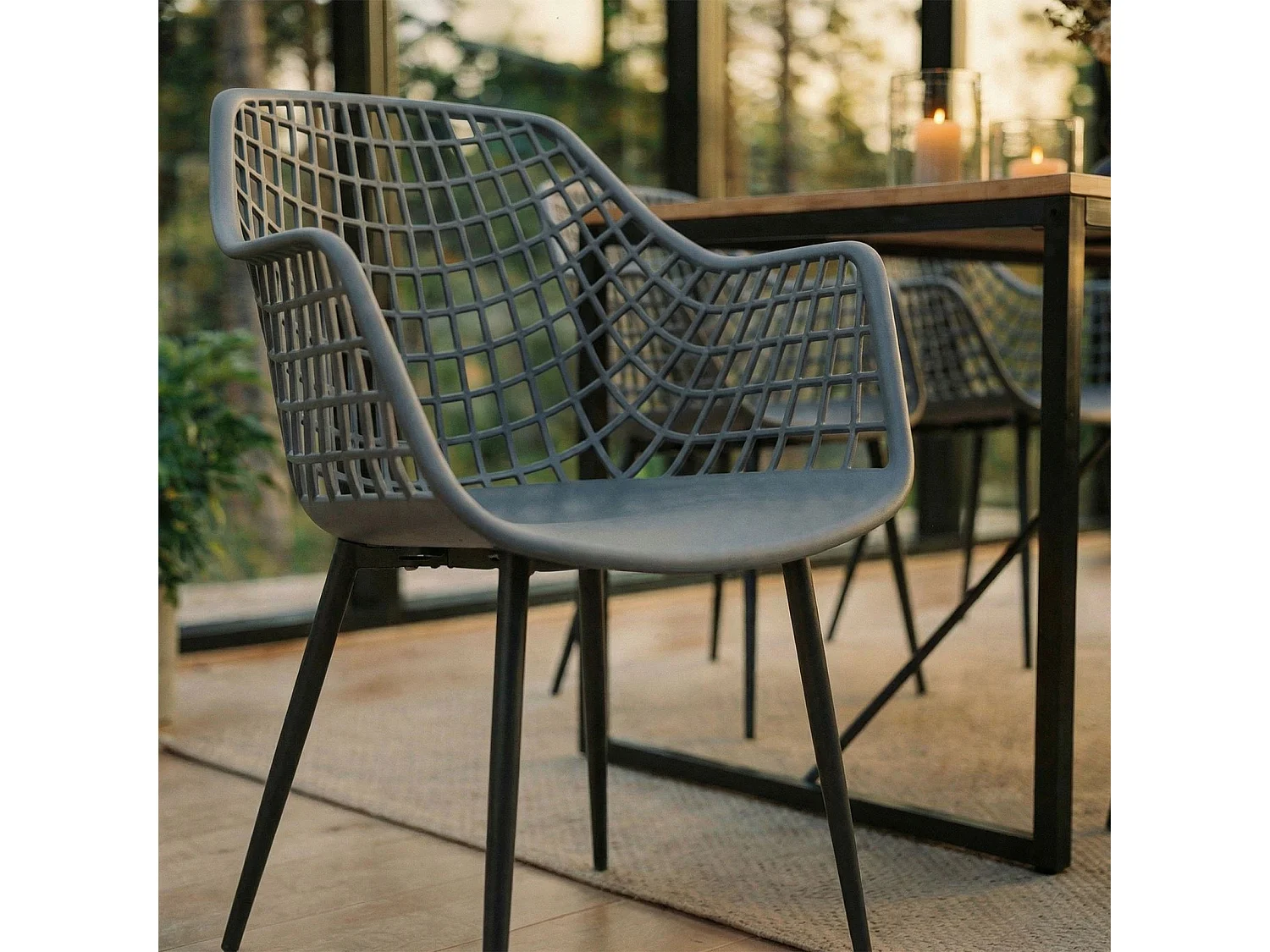 Lot de 4 chaises LUCIA pour salle à manger ou cuisine au design retro avec accoudoirs, coque en plastique gris et 4 pieds en métal