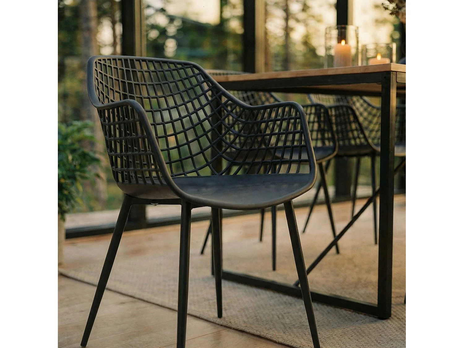 Lot de 4 chaises LUCIA pour salle à manger ou cuisine au design retro avec accoudoirs, coque en plastique noir et 4 pieds métal noir