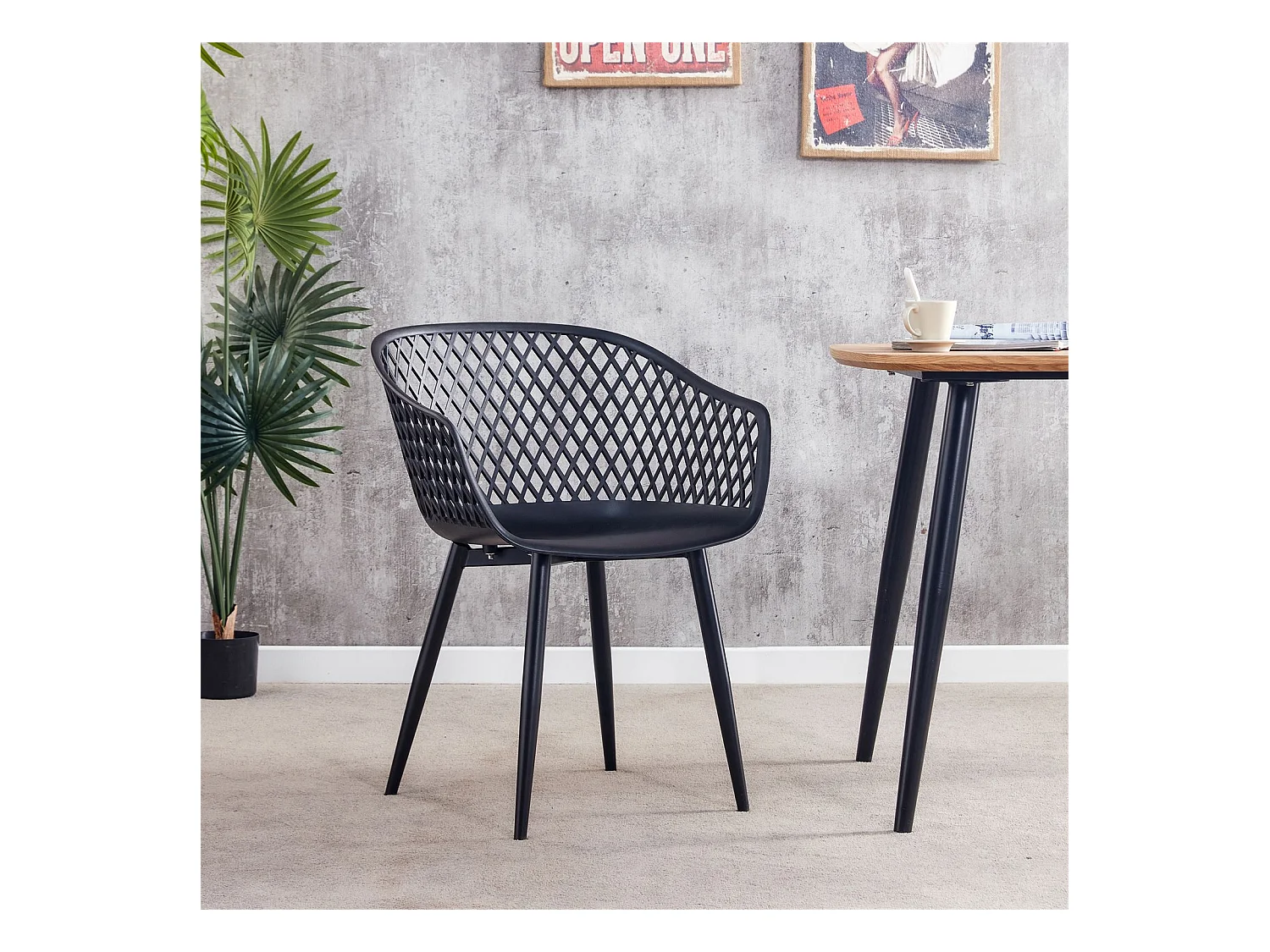 Lot de 4 chaises MADEIRA pour salle à manger ou cuisine au design retro avec accoudoirs, coque en plastique noir et 4 pieds en métal