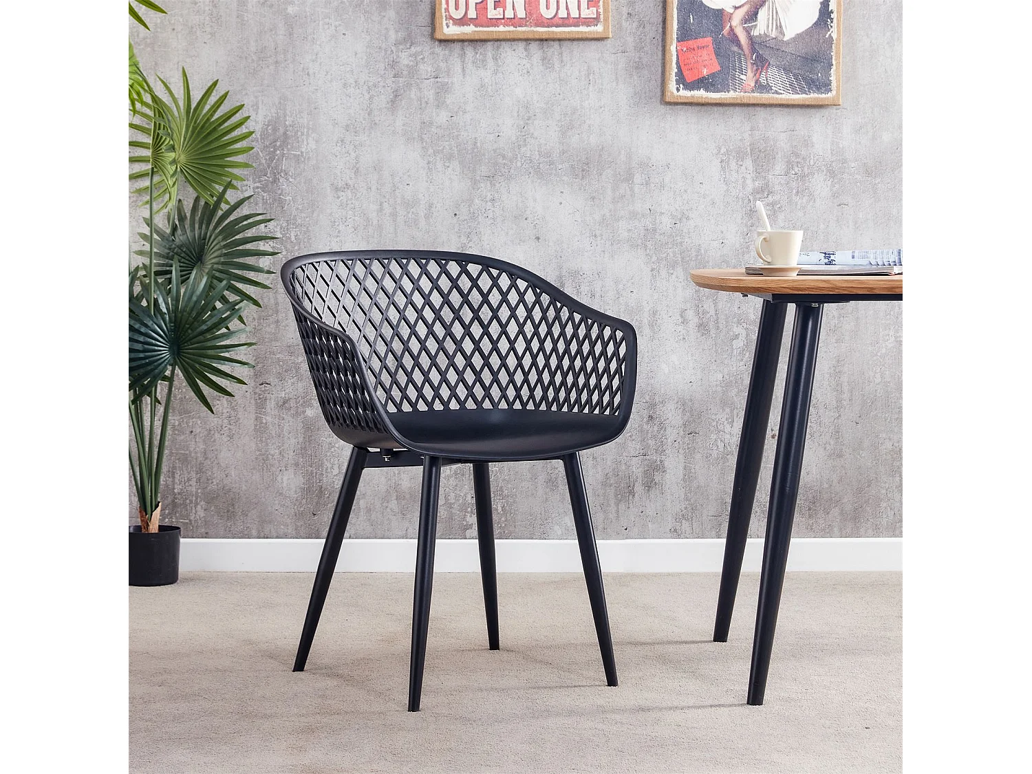 Lot de 4 chaises MADEIRA pour salle à manger ou cuisine au design retro avec accoudoirs, coque en plastique noir et 4 pieds en métal