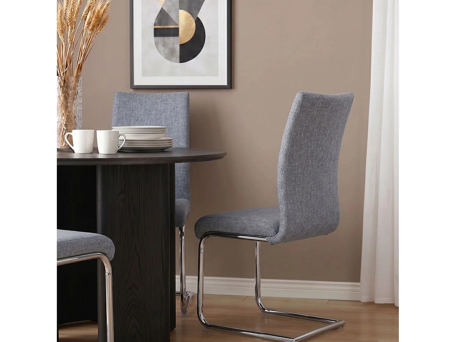 Lot de 4 chaises de salle à manger ou de cuisine ALADINO design moderne et piétement en métal chromé, revêtement en tissu gris