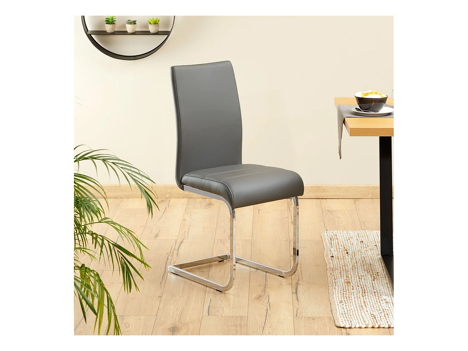 Lot de 4 chaises de salle à manger LETICIA piètement chromé et revêtement synthétique gris