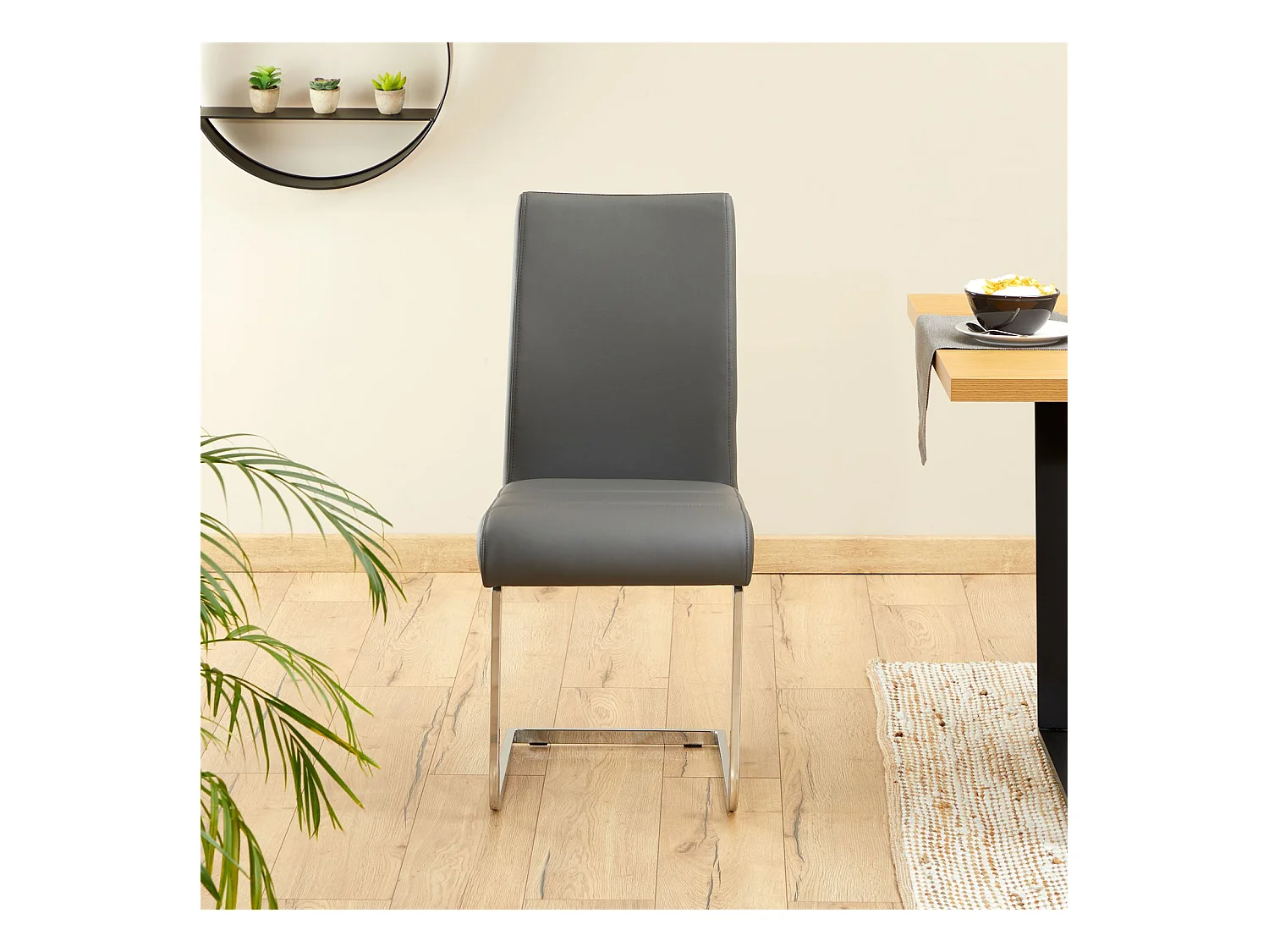 Lot de 4 chaises de salle à manger LETICIA piètement chromé et revêtement synthétique gris