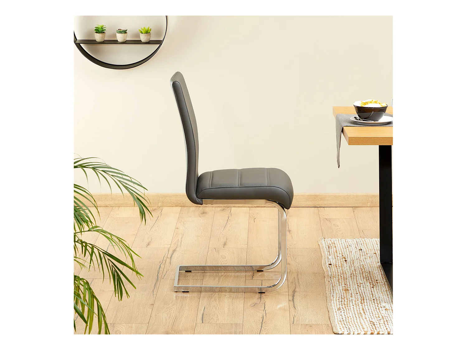 Lot de 4 chaises de salle à manger LETICIA piètement chromé et revêtement synthétique gris