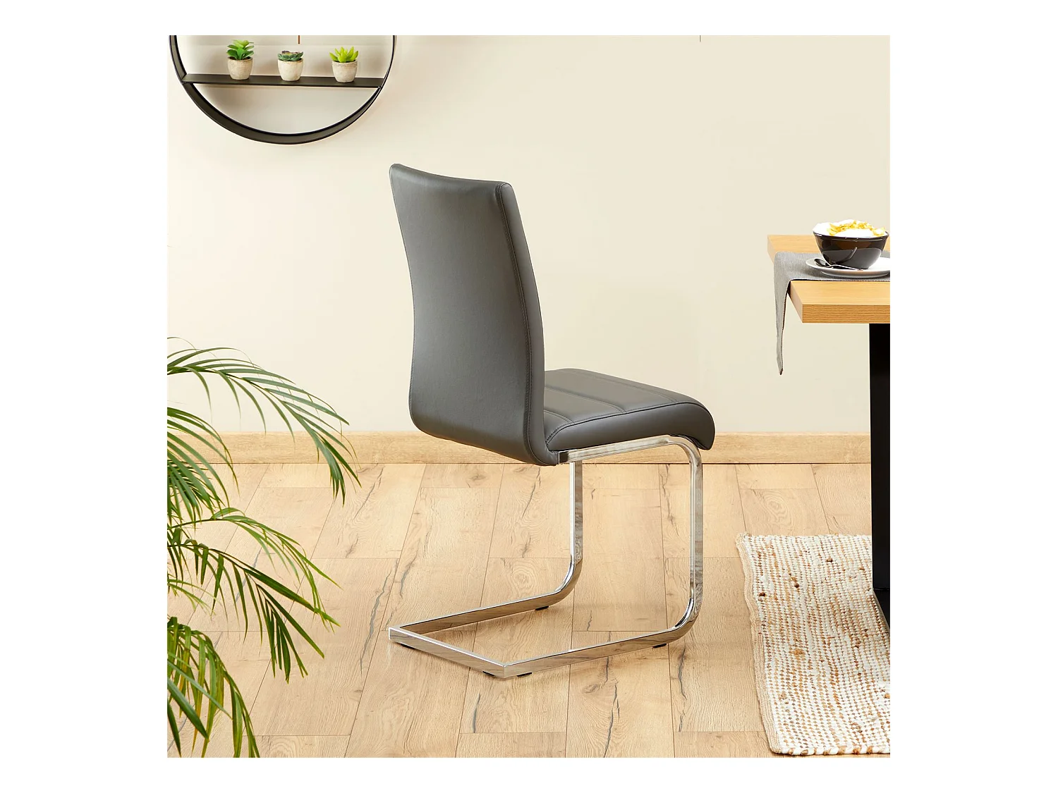 Lot de 4 chaises de salle à manger LETICIA piètement chromé et revêtement synthétique gris