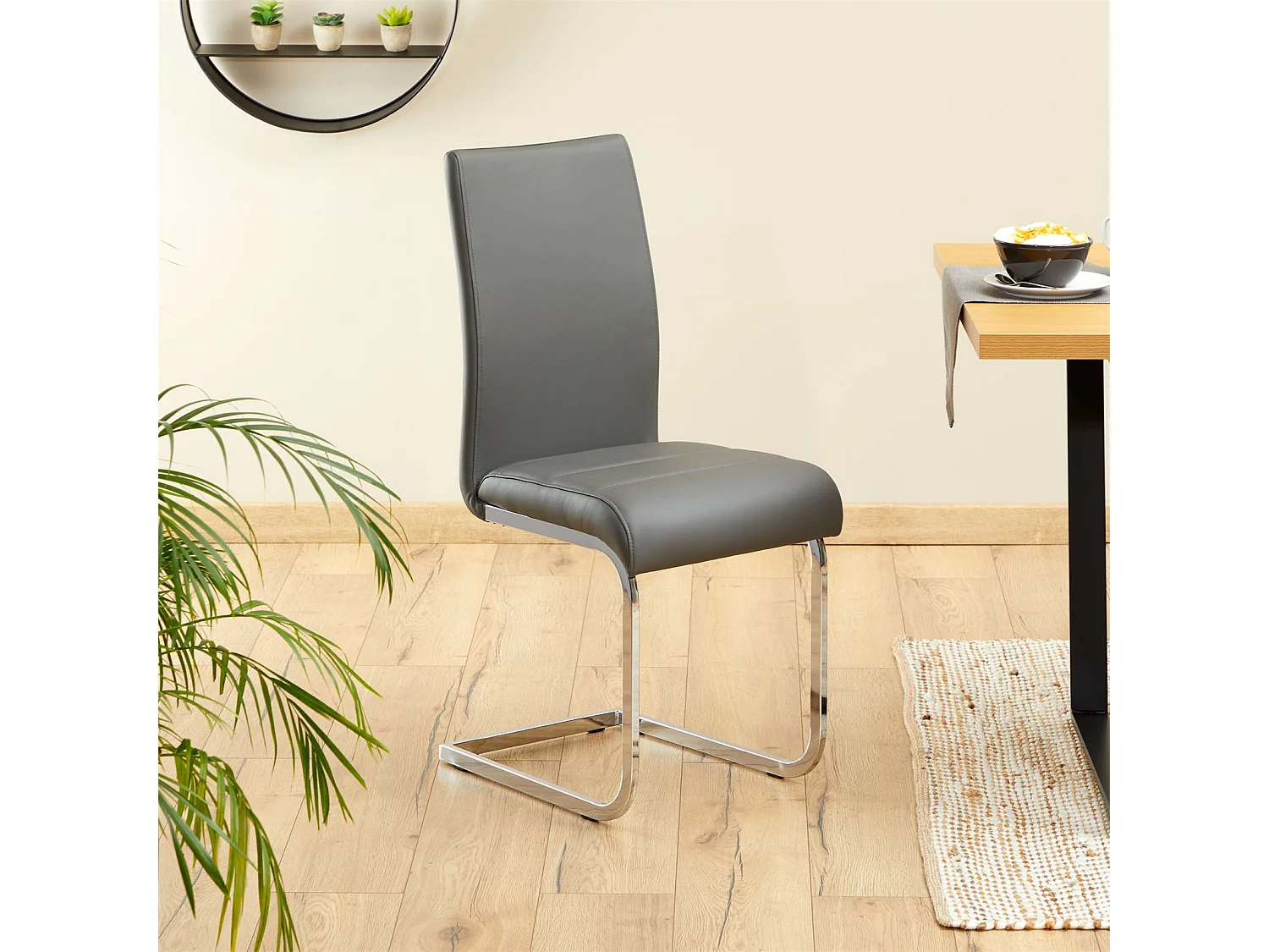 Lot de 4 chaises de salle à manger LETICIA piètement chromé et revêtement synthétique gris