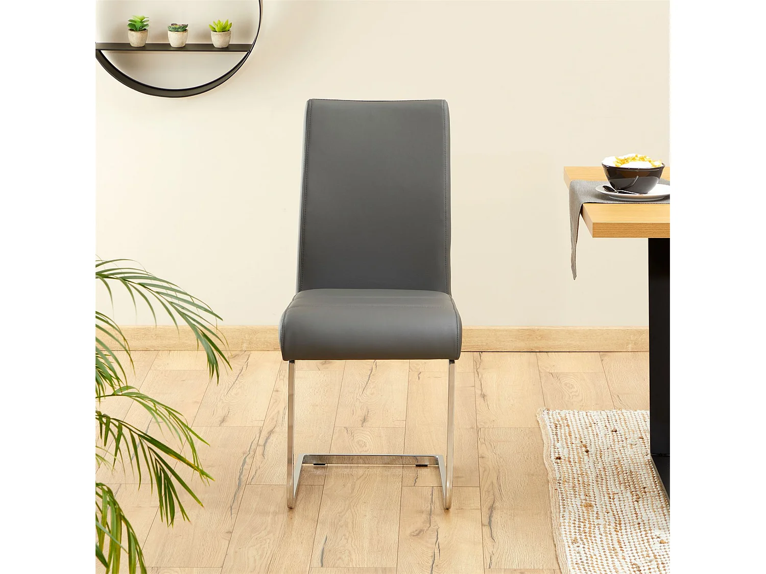 Lot de 4 chaises de salle à manger LETICIA piètement chromé et revêtement synthétique gris